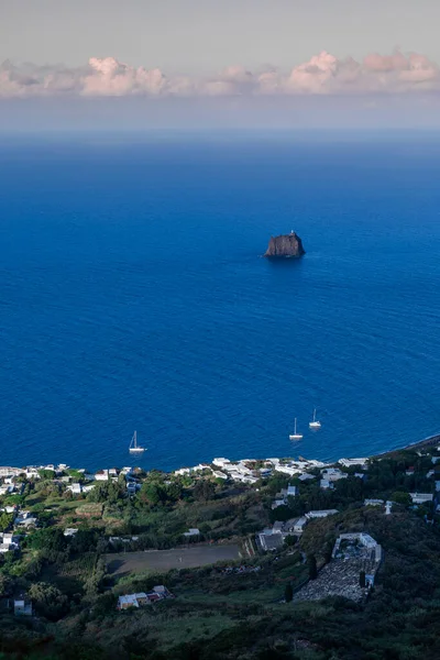 Ilha Strombolicchio Com Farol Primeiro Plano Com Aldeia Stromboli Ilha — Fotografia de Stock