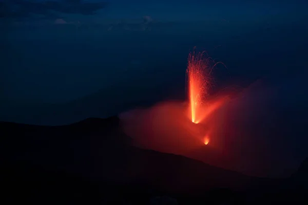 Rode Gloeiende Lava Uitbarsting Van Vulkaan Stromboli Tijdens Nacht Sicilië — Stockfoto