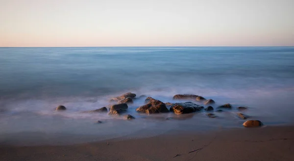Rotsen Met Oceaan Golven Het Strand Tijdens Zonsondergang Cefalu Sicilië — Stockfoto