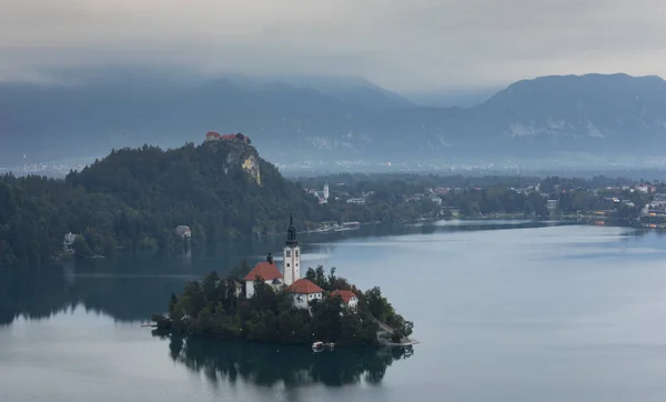 Iglesia Peregrinación Mari Himmelfahrt Isla Lago Bled Durante Amanecer Nublado — Foto de Stock