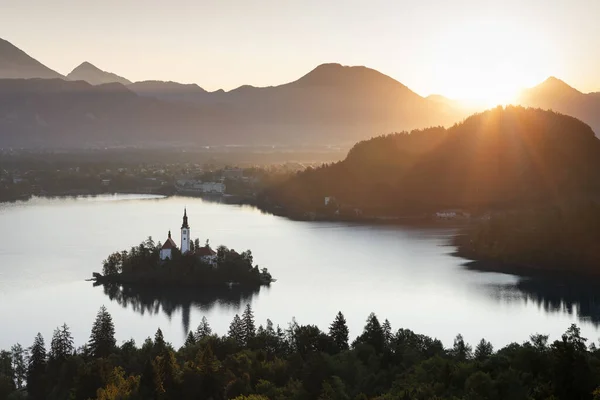 Church Pilgrimage Mariae Himmelfahrt Island Lake Bled Sunrise Sunbeams Mountains — Foto de Stock