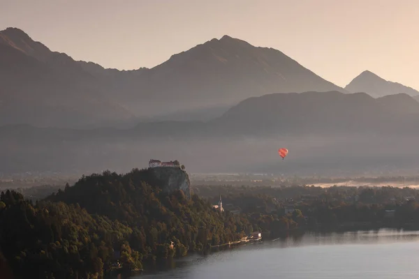 Montañas Con Globo Aerostático Castillo Lago Bled Durante Amanecer Rayos — Foto de Stock