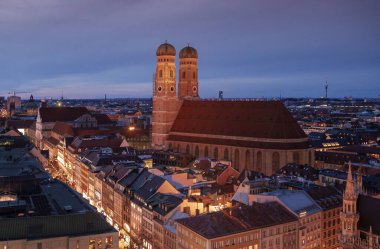 Frauenkirche Kilisesi ve Münih 'teki Marienplatz' daki aydınlık alışveriş caddesi, sokak ışıklarıyla yüksek açı, Bavyera