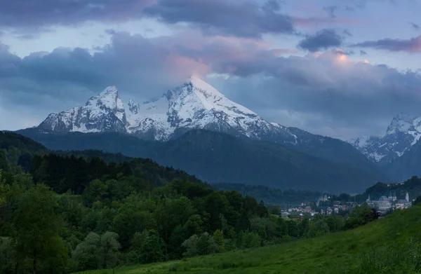 Sněhem Pokryté Horské Vrcholy Watzmann Města Berchtesgaden Mraky Při Západu — Stock fotografie