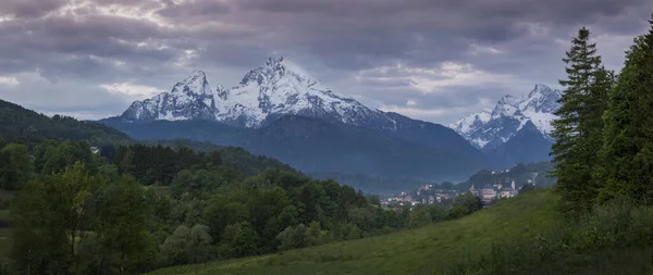 Snow Covered Mountain Peak Panorama Watzmann City Berchtesgaden Clouds Sunrise — Stock fotografie