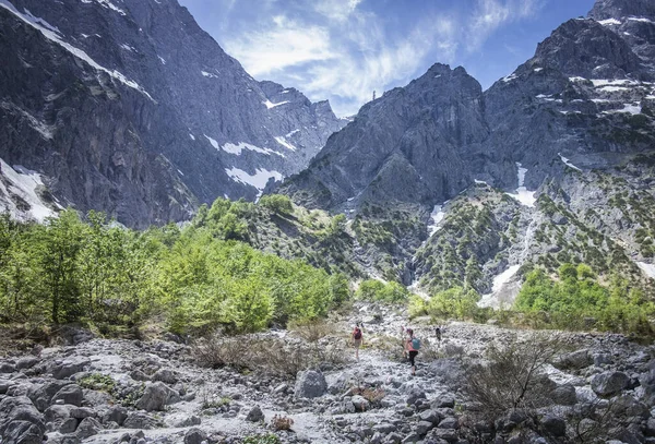 Tři Lidé Turistika Národním Parku Berchtesgaden Blízkosti Bartholom Horách Jezera — Stock fotografie