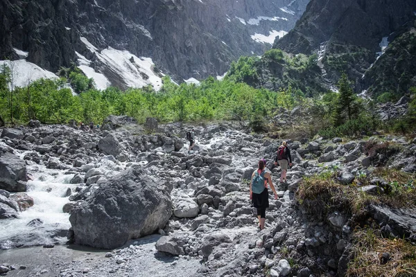 Tři Lidé Turistika Národním Parku Berchtesgaden Blízkosti Bartholom Horách Jezera — Stock fotografie