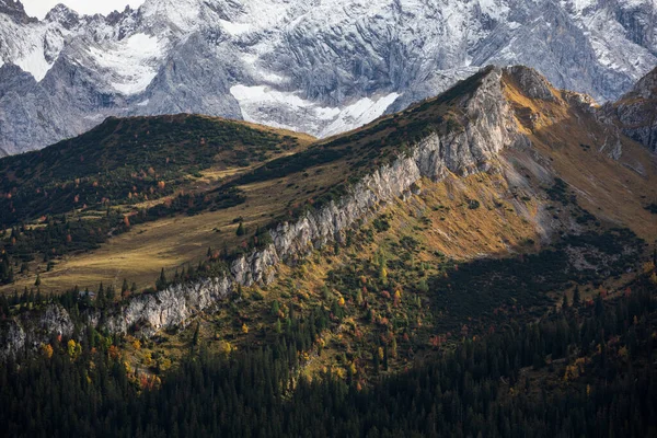 クレウゼックから谷への眺め秋の間 湿原の山のチェーンのレンタルと雪に覆われた山々 Garmisch Partenkirchen Bavaria — ストック写真