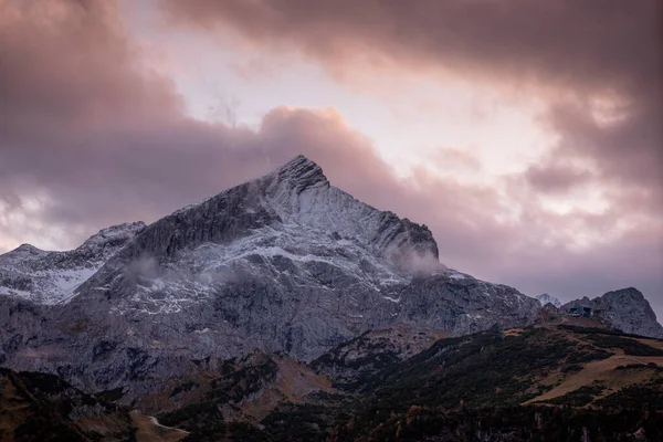 Solnedgång Utsikt Över Snötäckta Bergstoppen Alpspitze Med Moln Himlen Landskap — Stockfoto