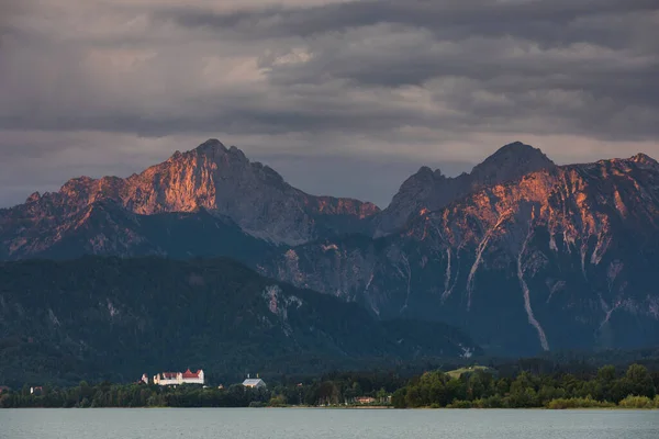 Castillo Con Lago Turquesa Forggensee Montañas Durante Amanecer Con Nubes — Foto de Stock