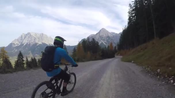 자전거 오솔길에서 산악자전거를 사람의 오스트리아 에른발 — 비디오