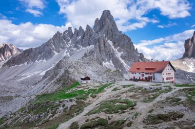 Dolomite Alplerinin doğa parkındaki Three Peaks Hut 'taki Paternkofel Dağı tepesi Rifugio' ya giden patika ve gökyüzünde bulutlar, Güney Tyrol İtalya
