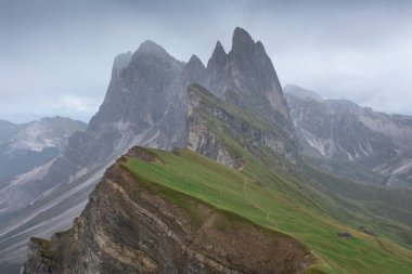 Dolomite Alpleri 'nde Seceda' nın dik uçurumlarında ve dağ zirvelerinde yağmur bulutlarıyla dramatik hava, Güney Tyrol İtalya