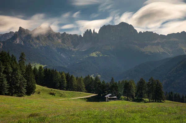 Cordilheira Rosengarten Nos Alpes Dolomitas Europeus Com Nuvens Céu Prado — Fotografia de Stock