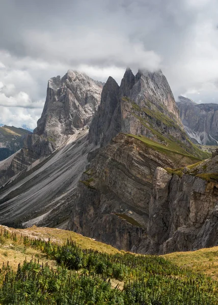 Dramáticas Cumbres Montañosas Seceda Con Nubes Pesadas Los Alpes Dolomitas —  Fotos de Stock