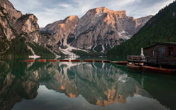 Lodní Dům Čluny Jezera Prags Při Západu Slunce Dolomitských Alpách — Stock fotografie