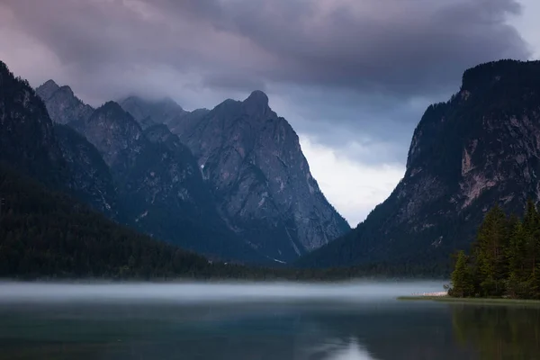 Lac Toblach Avec Brouillard Matinal Dans Les Montagnes Des Alpes — Photo