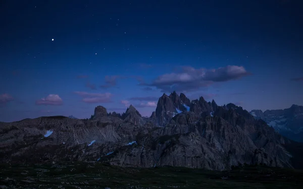 Гори Трьох Вершинах Доломітових Альп Вночі Зірками Небі Маленькі Хмари Стокове Фото