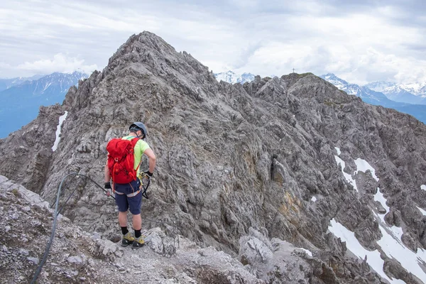 Muž Červeným Batohem Horolezectví Přes Ferrata Wankspitze Mieminger Pohoří Mraky — Stock fotografie