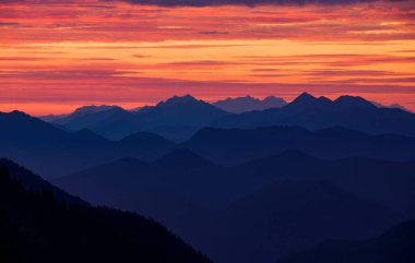 Jochberg Walchensee, Bavyera Almanya 'dan gün doğumunda Bavyera Alplerinin siluetleri