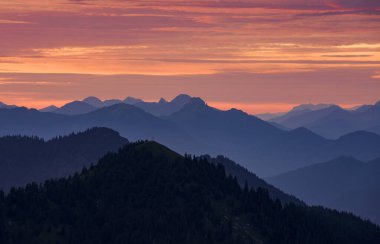 Jochberg Walchensee, Bavyera Almanya 'dan gün doğumunda Bavyera Alplerinin siluetleri