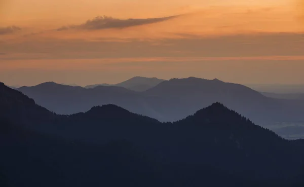 Bergsilhouetten Der Bayerischen Alpen Bei Sonnenuntergang Vom Jochberg Walchensee Bayern — Stockfoto