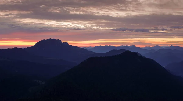 Bergsilhouetten Der Bayerischen Alpen Bei Sonnenaufgang Vom Jochberg Walchensee Bayern — Stockfoto