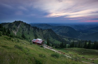 Staufner Hut gün batımında Nagelfluh sıradağlarının manzarasında, Oberstaufen Almanya
