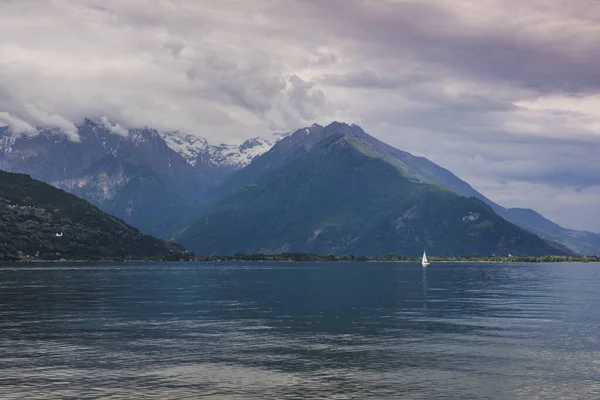 Comersee Met Bergen Zeilboot Dramatische Wolken Lucht Italië — Stockfoto
