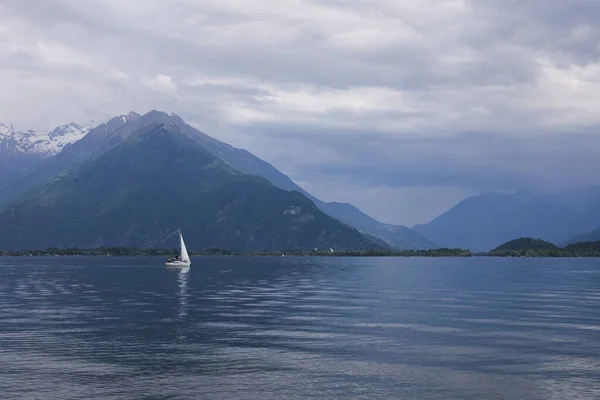 Comersee Met Bergen Zeilboot Dramatische Wolken Lucht Italië — Stockfoto