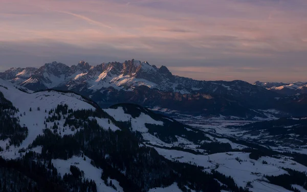 山脈の山雪 森と谷 空の雲 チロルオーストリアと冬の日没時にフィーバーブルンでワイルダーカイザー — ストック写真