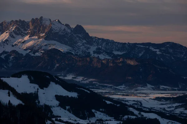 山の範囲の山雪 森と谷 空の雲 チロルオーストリアで冬の日没時にフィーバーブルンでワイルダーカイザー — ストック写真