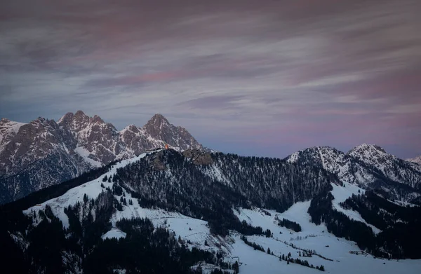 Berg Med Bergskedja Wilder Kaiser Vid Fieberbrunn Solnedgången Vintern Med — Stockfoto