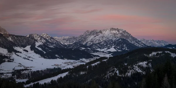 Bergkette Wilder Kaiser Fieberbrunn Bei Sonnenuntergang Winter Mit Schnee Wald — Stockfoto