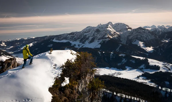 Muž Kráčející Horském Útesu Buchensteinwand Wilder Kaiser Výhledem Horské Panorama — Stock fotografie