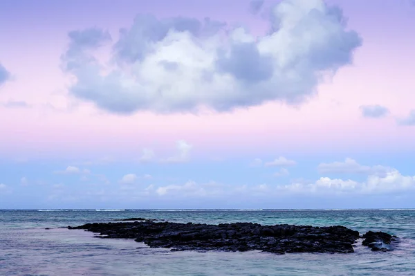 Schilderachtige zonsondergang op een tropisch strand. Mauritius eiland — Stockfoto