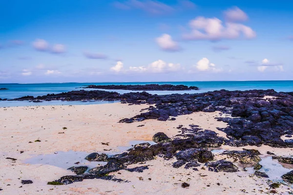 Malerischer Sonnenuntergang an einem tropischen Strand. Mauritius-Insel — Stockfoto