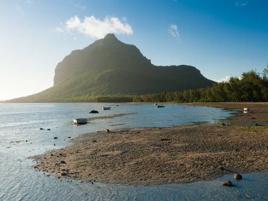 Le Morne Brabant Dağı'nda günbatımı muhteşem manzarası eşliğinde. Mauritius Adası