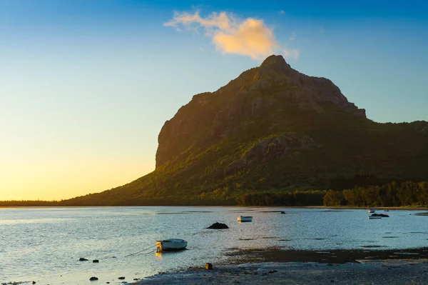 Csodálatos kilátással Le Morne Brabant hegyi naplementekor. Mauritius Sziget — Stock Fotó