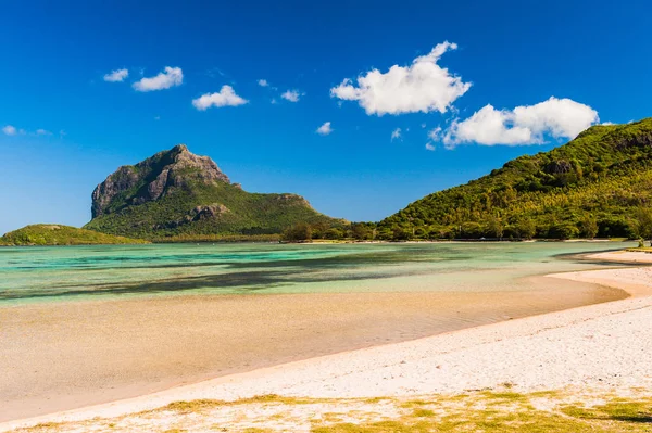 Hermoso paisaje marino con una montaña de Le Morne Brabant en el fondo. Isla Mauricio — Foto de Stock