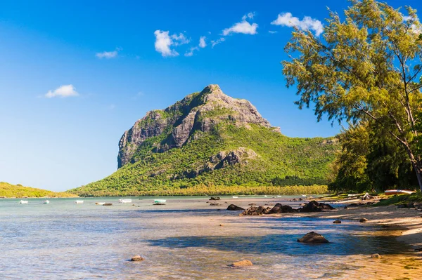 Bela paisagem marinha com uma montanha de Le Morne Brabant no fundo. Ilha Maurícia — Fotografia de Stock