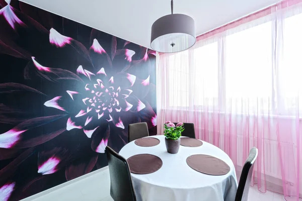 Comedor en colores brillantes en un estilo moderno —  Fotos de Stock