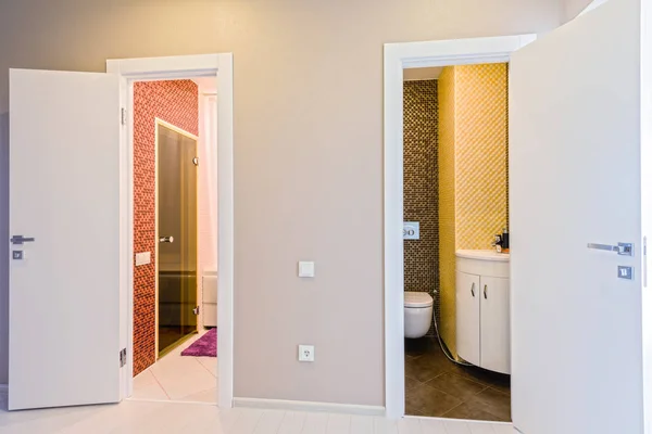 Modern Daire iç, koridor banyo ve tuvalet bakan