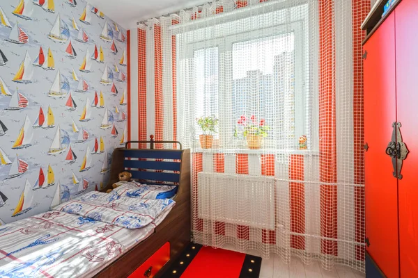 Fragmento Interior de la habitación infantil moderna con muebles y juguetes rojos —  Fotos de Stock