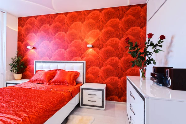 Lujosa habitación en rojo y blanco —  Fotos de Stock