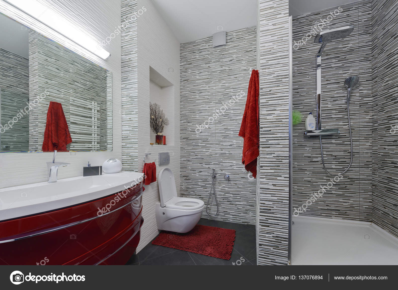 Interieur mooie badkamer in een moderne stijl met grijze en rode ... Interieur mooie badkamer in een moderne stijl met grijze en rode ...