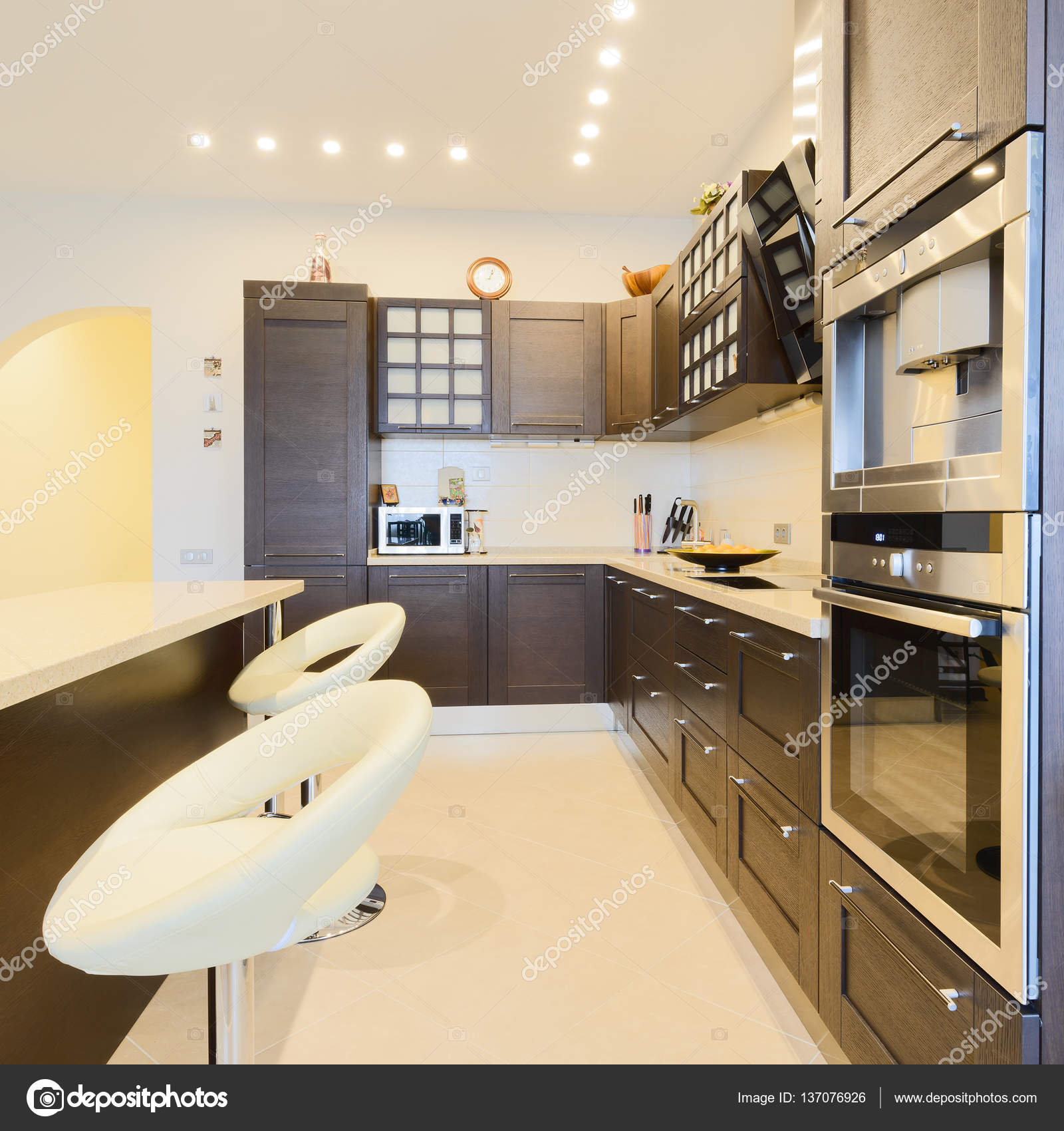 Elegante cucina con sala da pranzo in stile moderno — Foto Stock ... Elegante cucina con sala da pranzo in stile moderno — Foto Stock ...