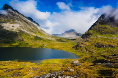 Vadisi ve bir gökkuşağı gökyüzü, 63 yol bir göl manzarası. Norveç