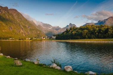 Sıcak yaz gecesi zemin gölün karşı dağlarda. Norveç