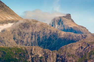 Dağ doruklarına akşam bir görüntü. Norveç